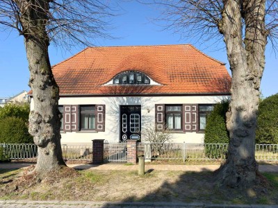 Familienparadies in Strandnähe: Historisches Kapitänshaus mit Remise in Wustrow!