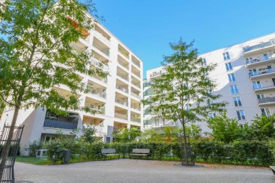 Stil trifft Komfort: Helle Etagenwohnung mit Loggia und moderner Markenküche in bester Lage