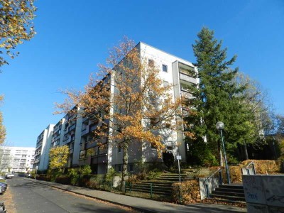Bezugsfreie und frisch renovierte Wohnung mit Balkon, nähe Gärten der Welt