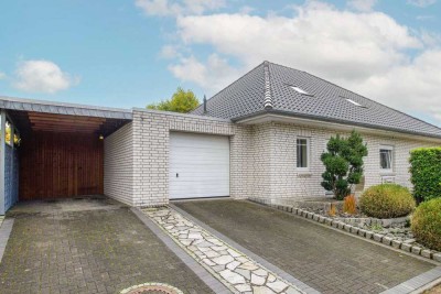 Bildschöner Walmdach-Bungalow in Vollausstattung ! PV & Solar und  weitere Highlights in Top-Lage