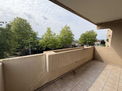 Großzügige 2-Zimmer-Wohnung mit Loggia und Blick ins Grüne