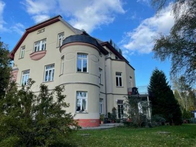 Dachgeschoß mit Balkon in aparter Jugendstilvilla mit parkähnlichem Garten