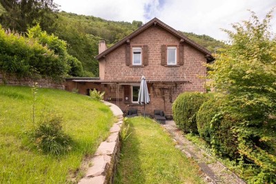 Liebhaber-Objekt : Naturstein-Haus mit großem Gartengrundstück in Ortsrandlage (Talstraße)