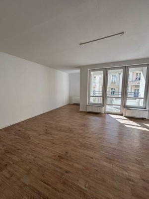 toll gelegene, großzügig geschnittene 3-Raumwohnung mit Balkon in Park & Citynähe