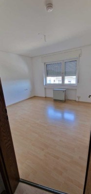 900 € - 95 m² - 4.0 Zi.