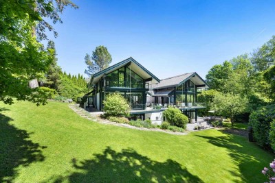 Unverbaubare, naturnahe Lage in Seenähe: Großzügige Familienvilla mit Indoor-Pool