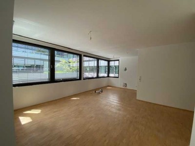 Downtown Frankfurt:  Modernes Apartment mit Lift, Concierge und Terrasse- ruhige Lage!