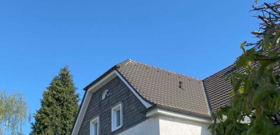 In guter Lage. MFH mit großem Gartengrundstück, Gewerbeteil, Terrasse, 2x Garage und 4x Stellplatz.