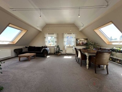 Helle Vier-Zimmer-Studio-Dachwohnung mit Galeriecharakter und Einzelgarage in Kempten-Sankt Mang