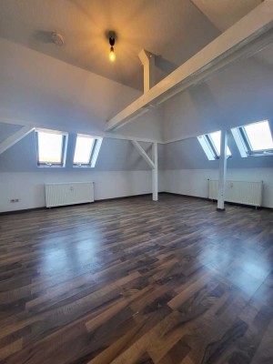 * 2 Monat Kaltmiete geschenkt * Gemütliche 3 -Raum-Dachgeschosswohnung - Wannenbad - EBK-Option!