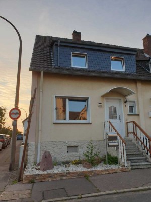 Modernisiertes Einfamilienhaus mit kleinem Garten und Garage - Reihenendhaus in Köln-Widdersdorf