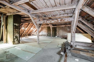 Altbau-Dachgeschoss mit bewilligtem Ausbaukonzept