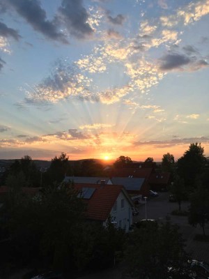 Moderne, vollständig renovierte 3 Zimmer DG-Wohnung (81qm Grundfläche) mit Multimedia-Ausstattung