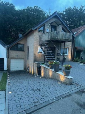 Vollständig renovierte Wohnung mit zwei Zimmern sowie Balkon und Einbauküche in Odenthal
