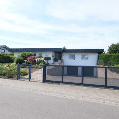 Bungalow mit Traumgrundstück, Außenpool/Teich und viel Platz für Autoliebhaber