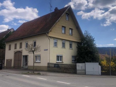 Wohnhaus mit Ökonomieteil auf großem Grundstück