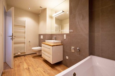 ERSTBEZUG ! STILVOLLE WOHNUNG MIT TERRASSE & EIGENEN GARTEN !