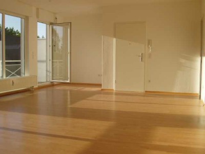 Moers-Kapellen: Sehr ansprechende 2-Zimmerwohnung mit Dachbalkon und  Garage in schöner Wohnstraße!