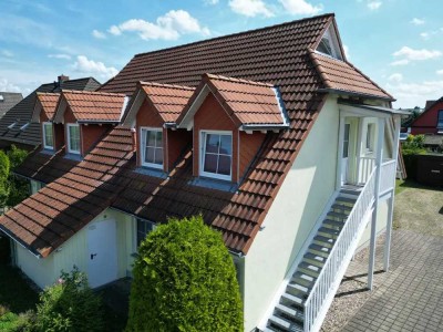 Licht, Luft & Lebensqualität – Stilvolle Maisonettewohnung mit Gartenanteil nahe der Ostsee