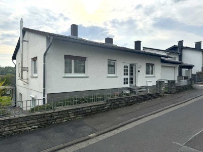 Bad Nauheim: Solides Zweifamilienhaus mit Blick ins Grüne – ideal für Familien & Investoren
