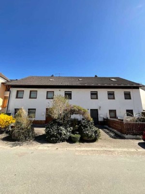 RESERVIERT! Sanierungsbedürftiges Zweifamilienhaus – zentral gelegen & mit Potenzial!