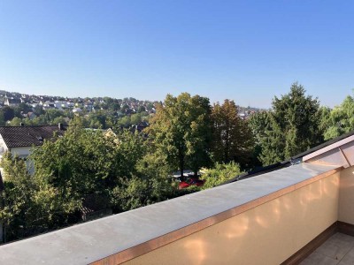 Kernsanierte, helle, luxeriöse Wohnung mit Küche im DG