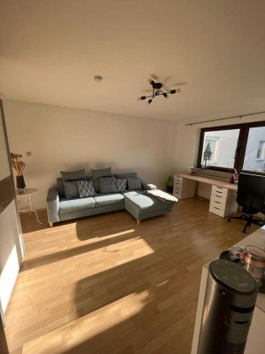 Gepflegte 2-Zi-Wohnung mit Terasse u. kleinem Garten, Stellplatz, EBK