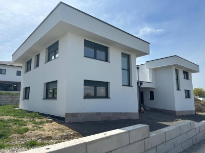 Moderne Doppelhaushälfte - Neubau mit Stil und Komfort