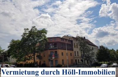 Höll-Immobilien vermietet attraktive 2-Raum-WE mit Balkon im Baudenkmal der Willy-Brandt-Straße.