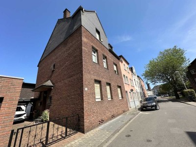 Modernisiertes Zweifamilienhaus mit großer Eigentümerwohnung in Alt-Hamborn!
