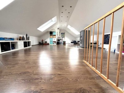 Charmante 2-Zimmer-Maisonette mit individuellem Flair in Königsbrunn