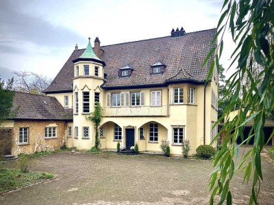 TRAUMHAFTES VILLENANWESEN  MIT CHARME DER 1920ER JAHRE  IN WEITLÄUFIGEM PARKGRUNDSTÜCK