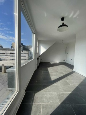 Helle DG-Wohnung mit Terrasse , teilmöbliert, WG geeignet..