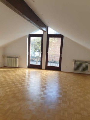 Charmantes 2-Zimmer-Dachgeschossapartment mit großer Diele in Taufkirchen.
