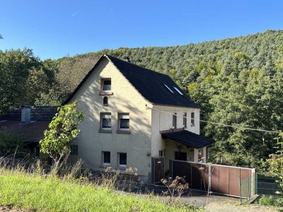Mitten in der Natur: Gemütliches Wohnhaus mit großem Grundstück und Blick ins Grüne!