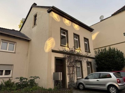 Altbau mit viel Potential: Gepflegtes 4 Parteien Haus mit hohen Decken und Stuck in Bad Honnef!