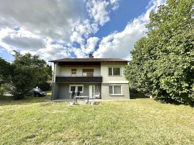 Einfamilienhaus mit sanierter Einliegerwohnung und großem Garten