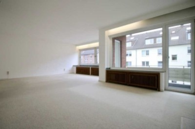 Attraktive helle 2 oder 3 Zimmer-Wohnung mit Balkon in Düsseldorf