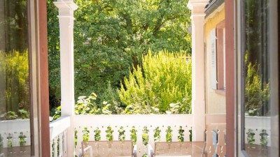 Elegante Etagenwohnung in denkmalgeschütztem Stadthaus mit Balkon und Gartennutzung