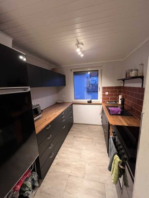 Schöne Maisonette-Wohnung mit Balkon, Garage und EBK