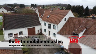 Modernisiertes Bauernhaus mit Scheunen