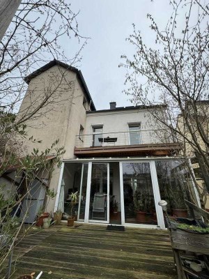 ++ selbst genutzte DHH mit drei Eigentumswohnungen in ruhiger Seitenstraße  ++