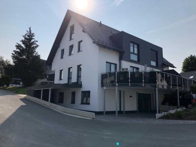 Neuwertige Wohnung mit drei Zimmern sowie Terrasse, Einbauküche & Carport in Schmallenberg