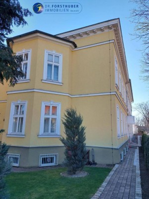 WUNDERSCHÖNE ALTBAUWOHNUNG IN EINER REPRÄSENTATIVEN VILLA