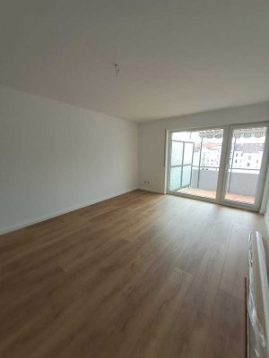 Bitte nur schriftliche Anfragen: 
Sanierte, helle 2 Zi. WHG mit Balkon in zentraler Lage von Offenb