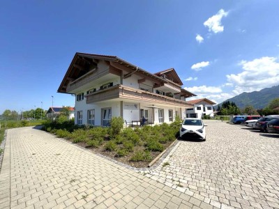 Hochwertiges Wohn- und Geschäftshaus mit Garagen auf großem Grund mit ruhigem Bergblick