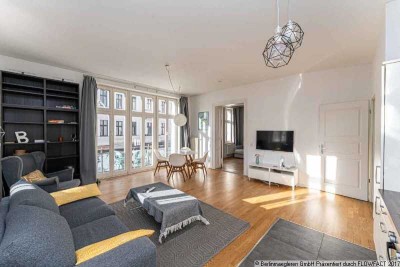 Lichtdurchflutete Altbauwohnung mit Süd-Balkon und Aufzug im Simon-Dach-Kiez