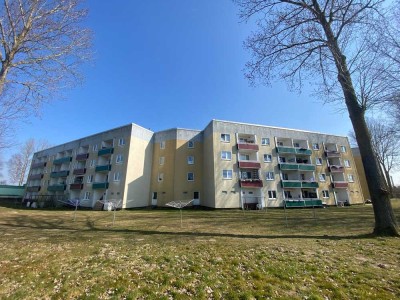 Frisch renovierte 2-Zimmer Wohnung in top sanierter, ruhiger Wohnanlage mit großem Balkon!