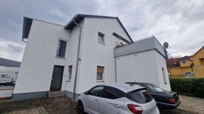 Genau hinschauen: 3-Zimmer-Monteurwohnung mit Einbauküche und Terrasse in Lampertheim zu vermieten
