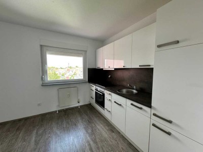 Erstbezug nach Sanierung mit Balkon und Einbauküche: Freundliche 3 Zimmer Wohnung in Eppingen